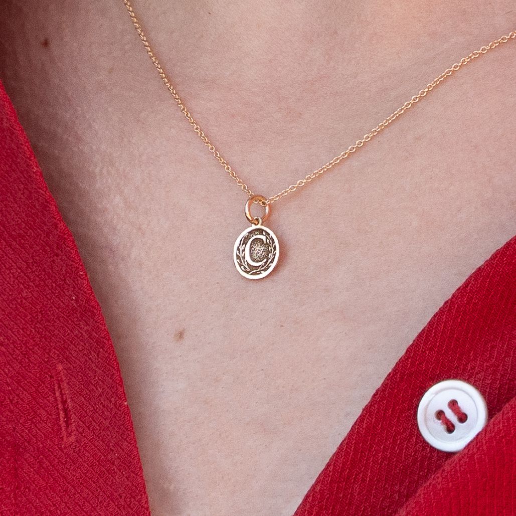 18K Letter Coin Halsband med bokstav i Återvunnet Guld
