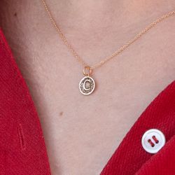 18K Letter Coin Halsband med bokstav i Återvunnet Guld