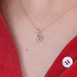 18K Letter Coin Halsband med bokstav i Återvunnet Guld