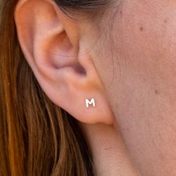 Mini Bokstäver - Comfort Örhängen i Återvunnet Silver