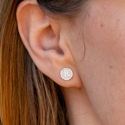 Letter Coin - Comfort Örhängen i Återvunnet Silver