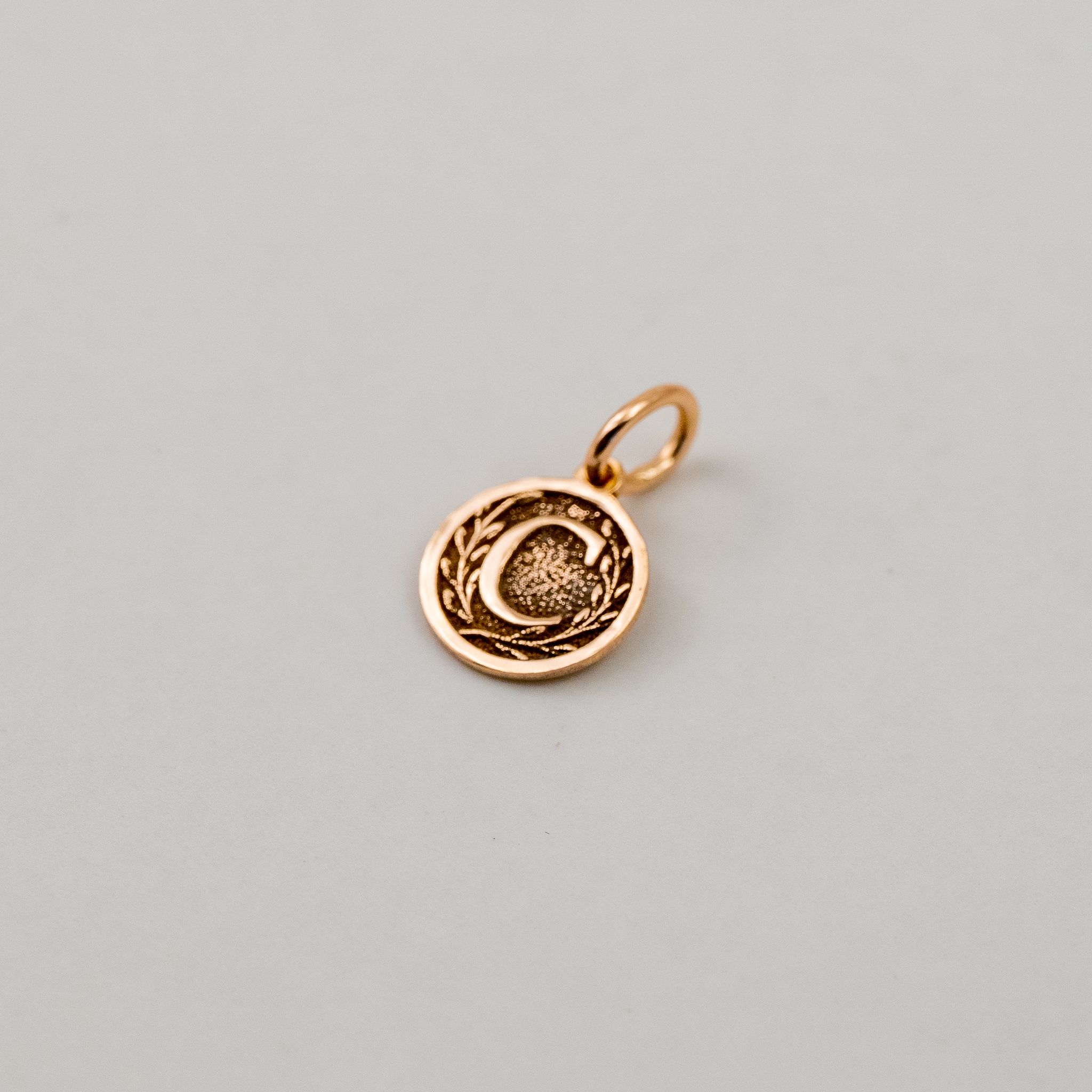 18K Letter Coin Halsband med bokstav i Återvunnet Guld