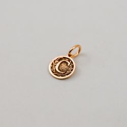 18K Letter Coin Halsband med bokstav i Återvunnet Guld