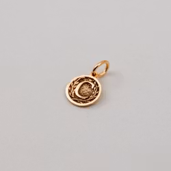 18K Letter Coin Halsband med bokstav i Återvunnet Guld