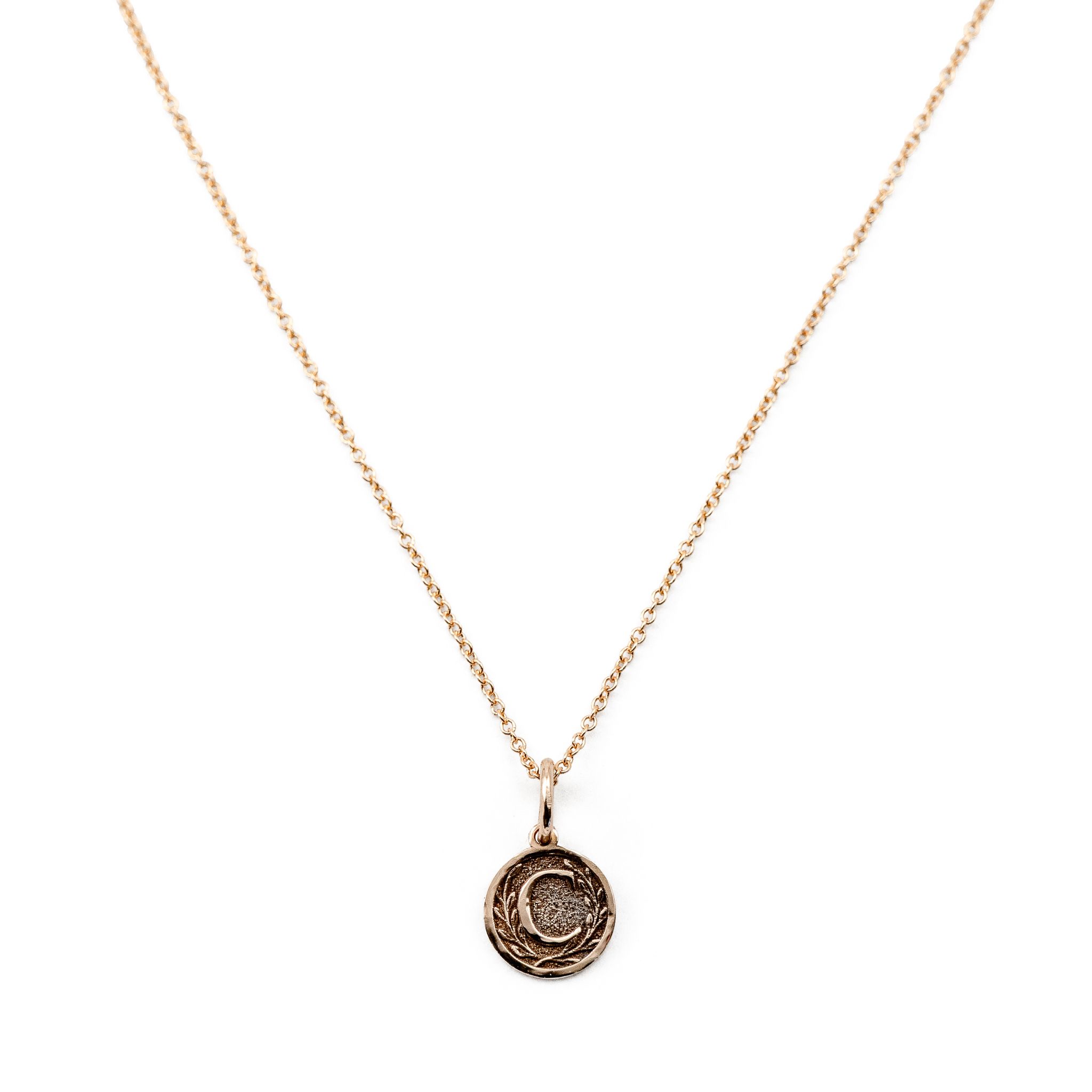 18K Letter Coin Halsband med bokstav i Återvunnet Guld