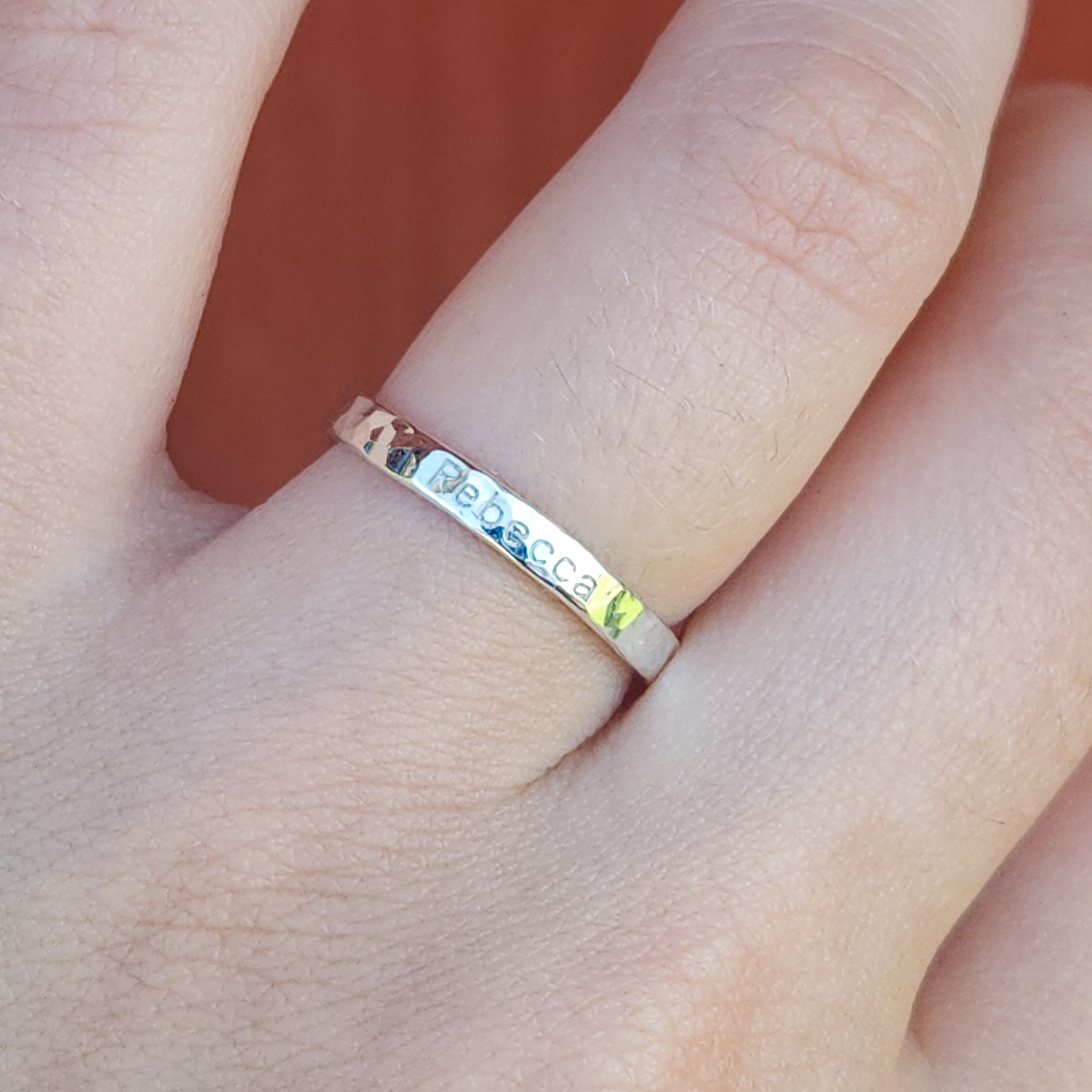 Hamrad Ring 2,5 mm med Egen Text eller Namn i Återvunnet Silver