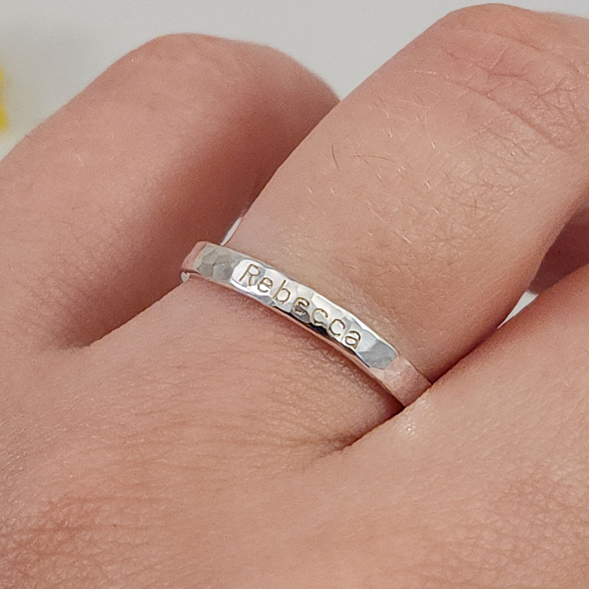 Hamrad Ring 2,5 mm med Egen Text eller Namn i Återvunnet Silver