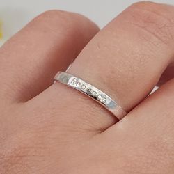 Hamrad Ring 2,5 mm med Egen Text eller Namn i Återvunnet Silver