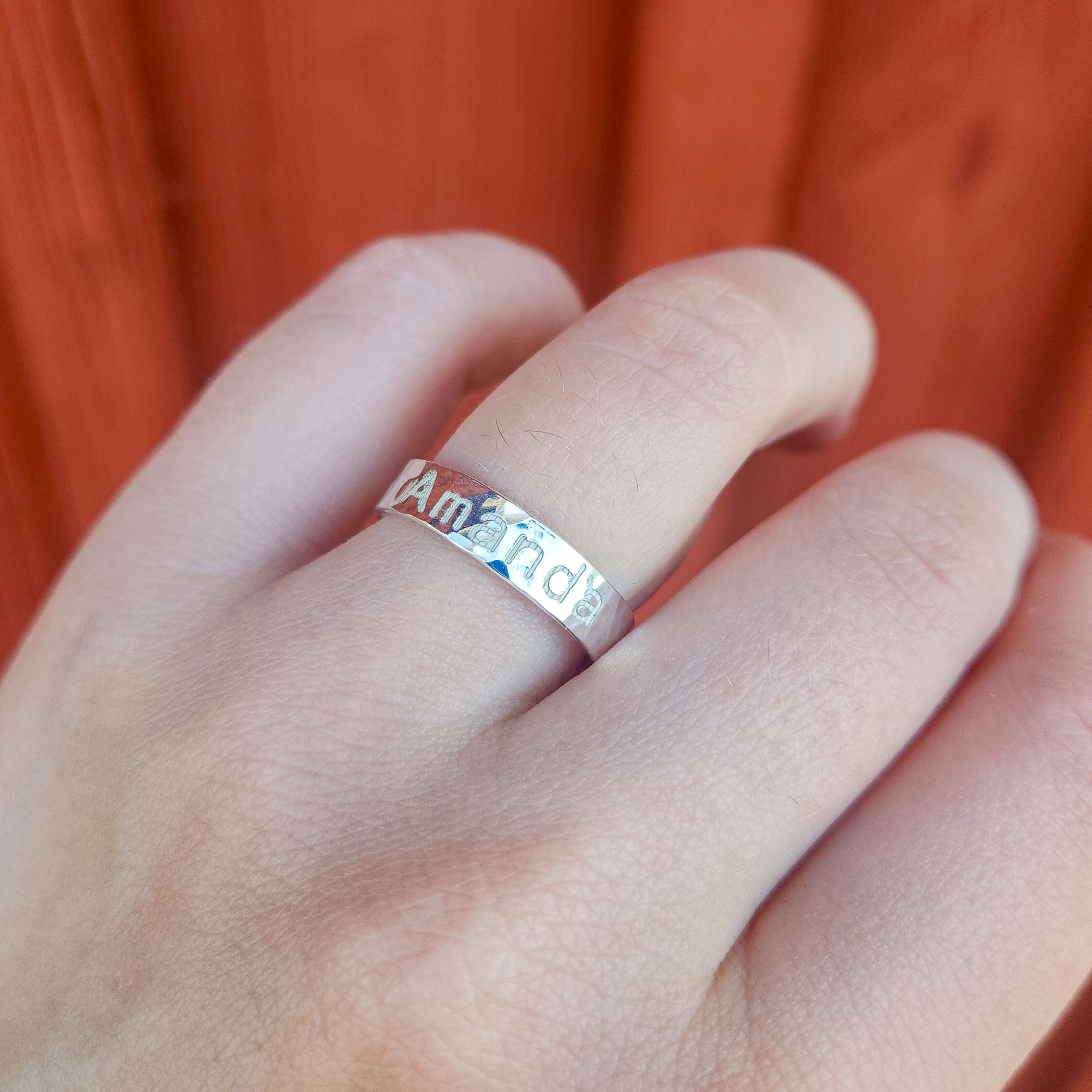 Hamrad Ring 4,5 mm med Egen Text eller Namn i Återvunnet Silver