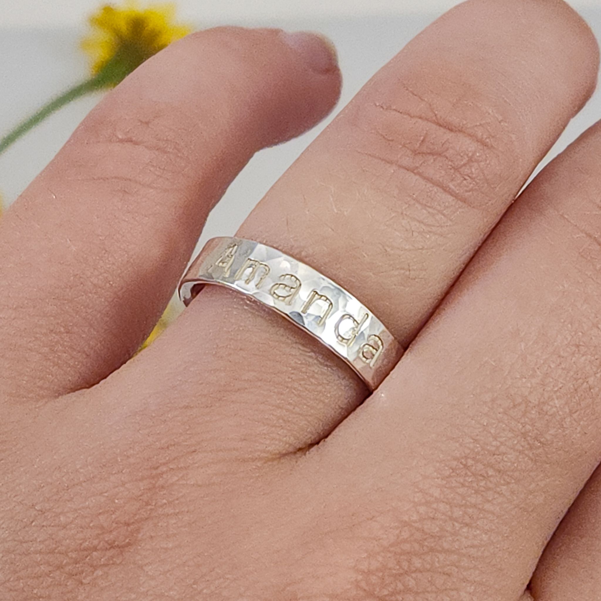Hamrad Ring 4,5 mm med Egen Text eller Namn i Återvunnet Silver