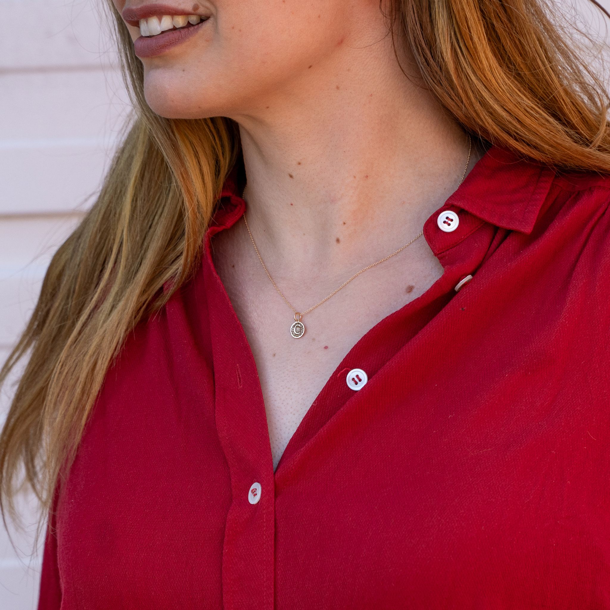 18K Letter Coin Halsband med bokstav i Återvunnet Guld