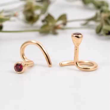 18K Labbodlad Rubin Comfort Mini Örhängen Återvunnet Guld