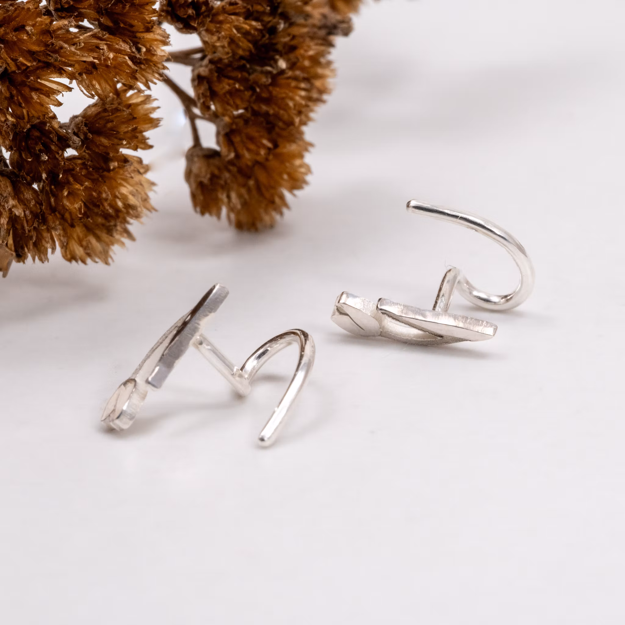 Tulpaner Comfort Örhänge i Återvunnet Silver