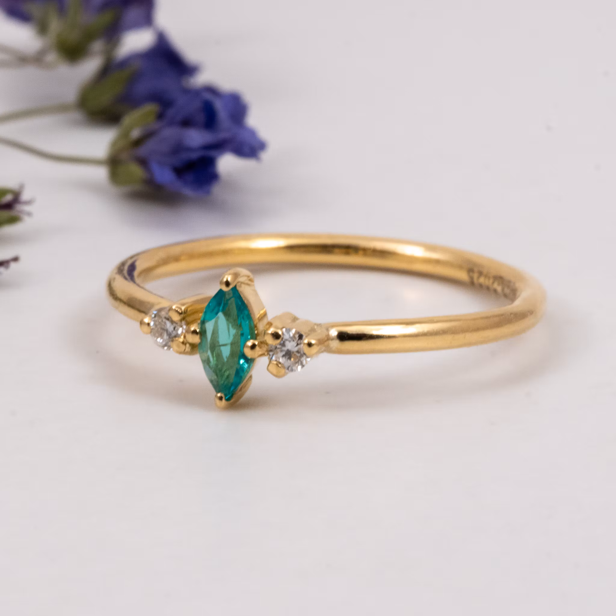 Elsa - Förlovningsring 18K Guld Marquise Smaragd