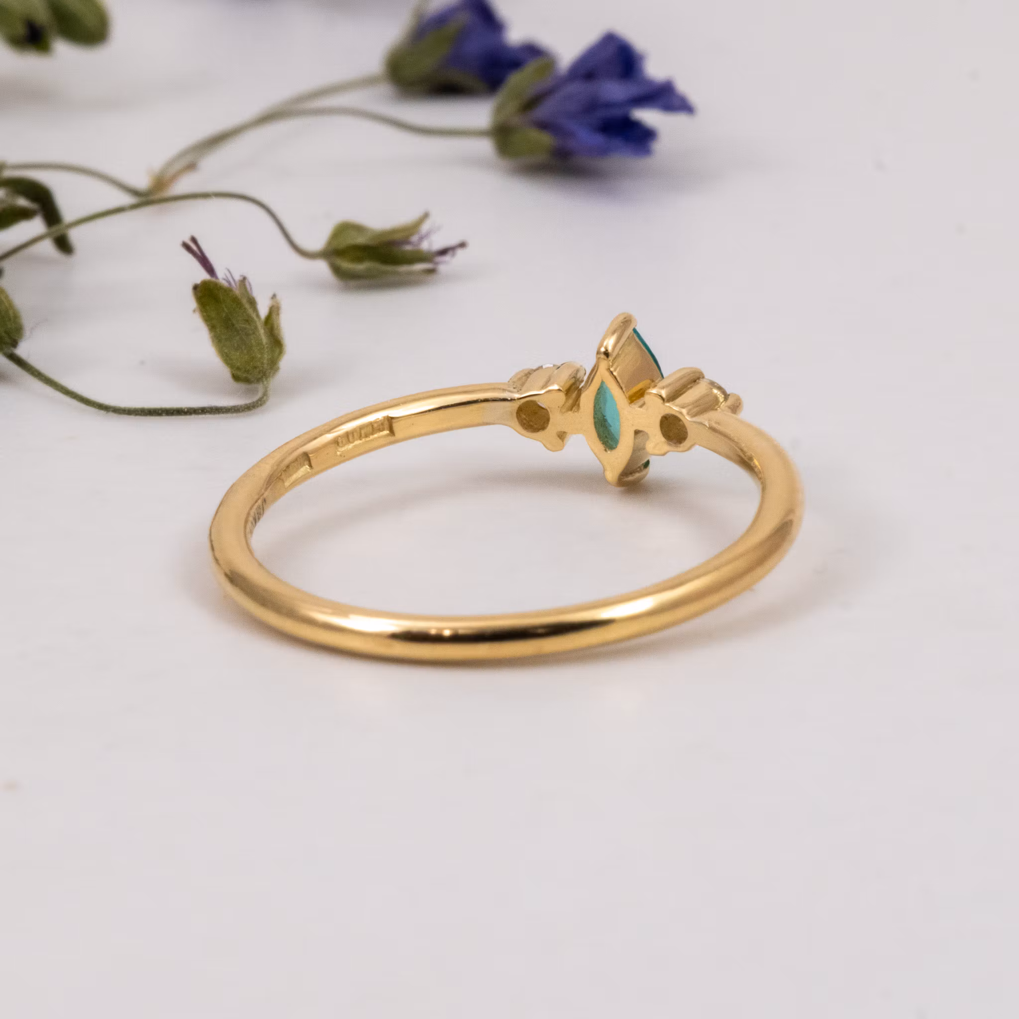 Elsa - Förlovningsring 18K Guld Marquise Smaragd