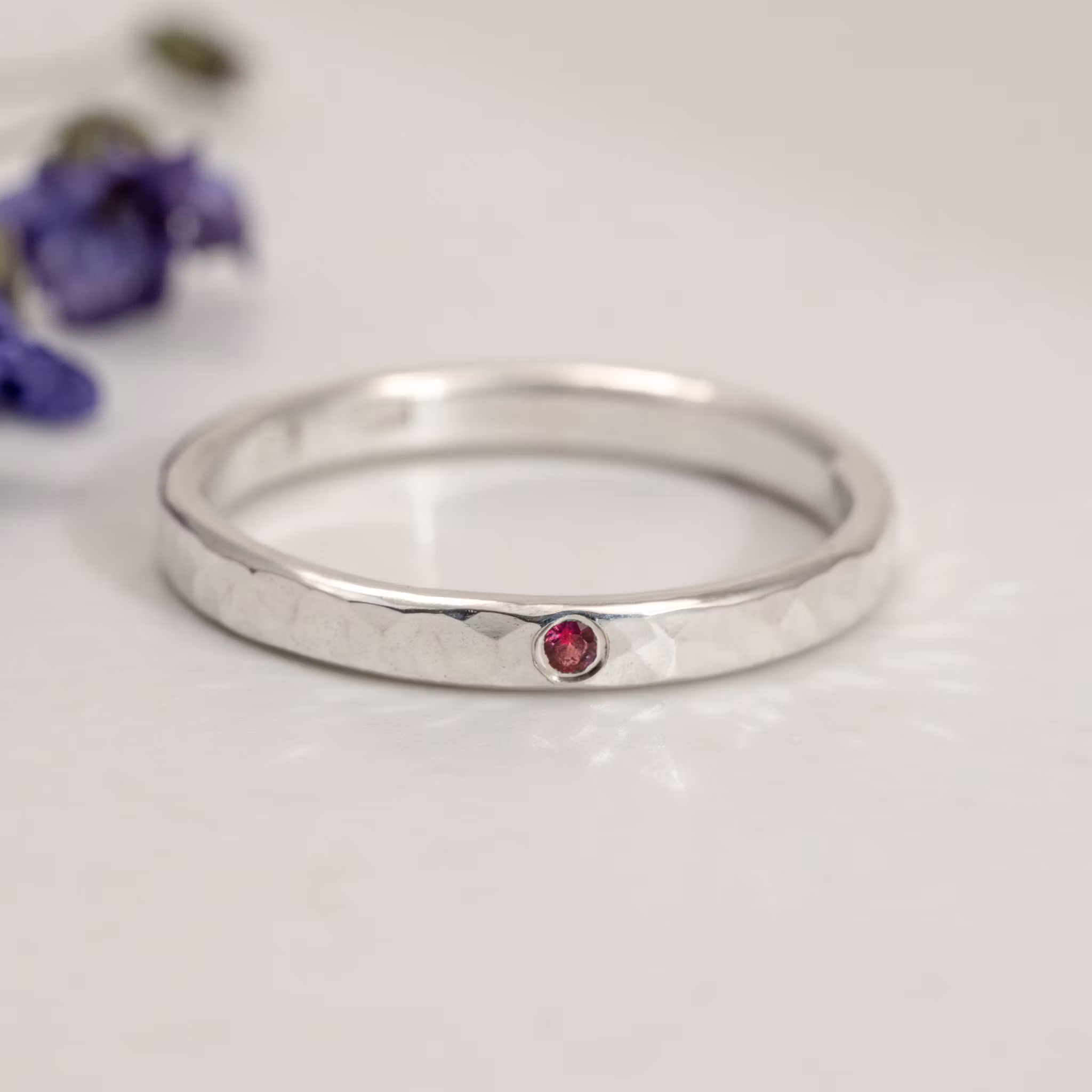 Ella Hamrad Ring med Labbodlad Rubin Silver