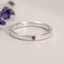 Ella Hamrad Ring med Labbodlad Rubin Silver