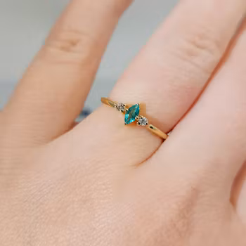 Elsa - Förlovningsring 18K Guld Marquise Smaragd