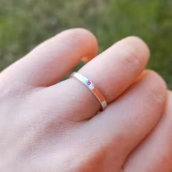 Ella Hamrad Ring med Labbodlad Rubin Silver
