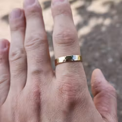 18K Hamrad Ring 4,5 mm återvunnet Guld