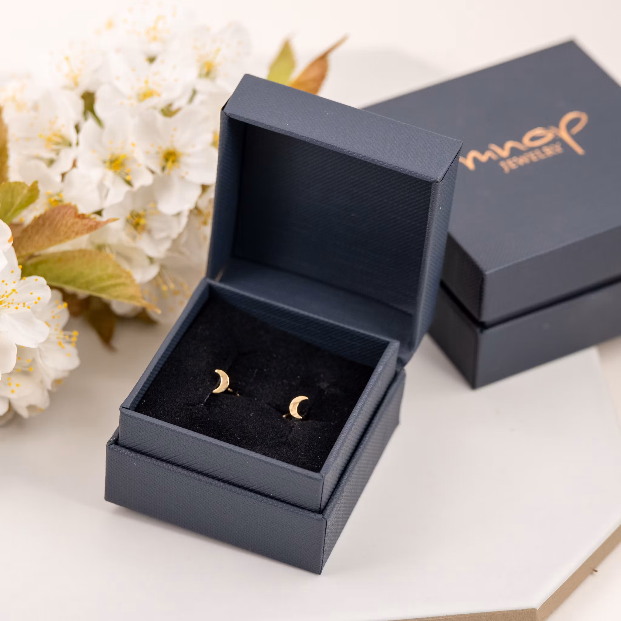 18K Moissanite Comfort Små Örhängen Återvunnet Guld