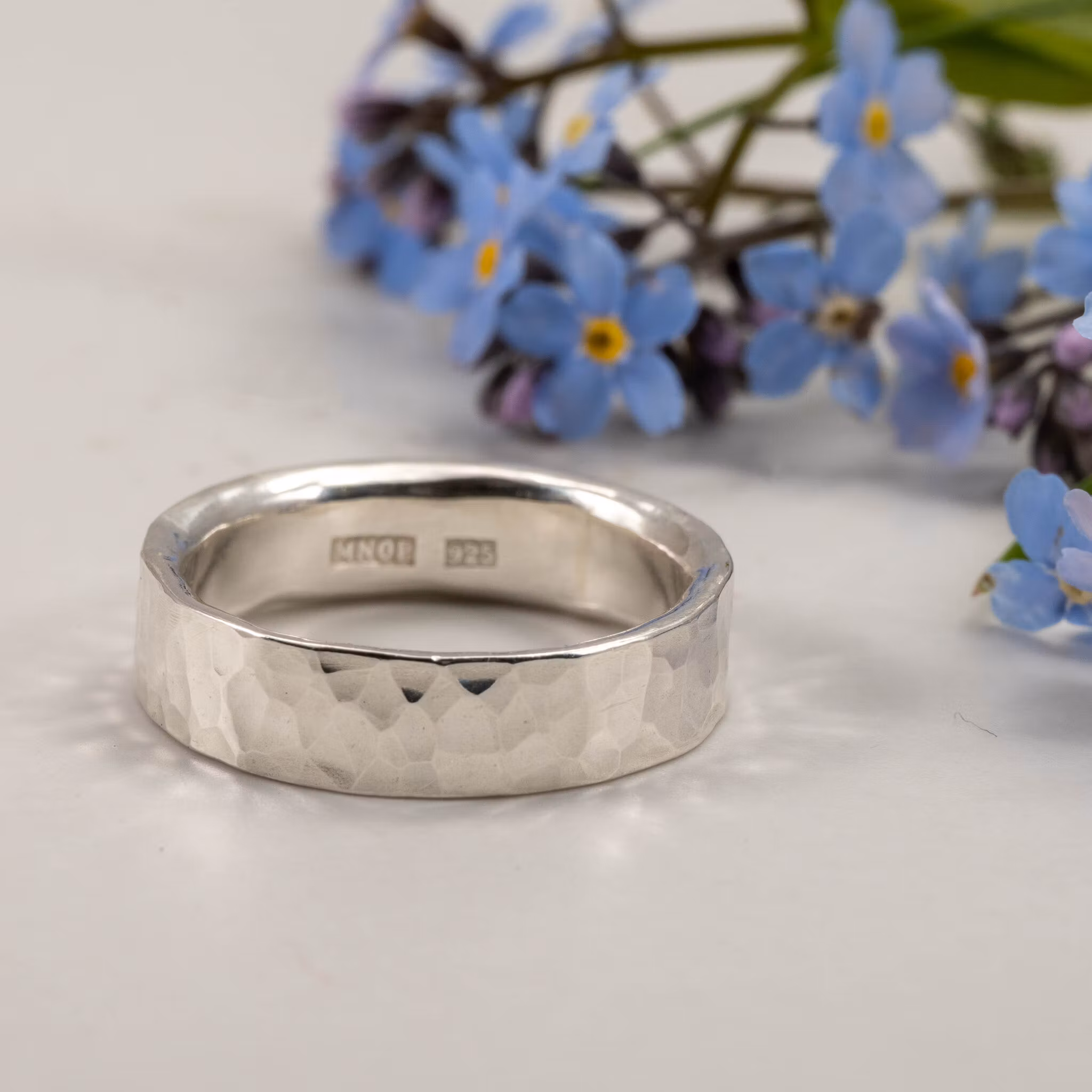 Ring Hamrad 5,5 mm i Återvunnet Silver
