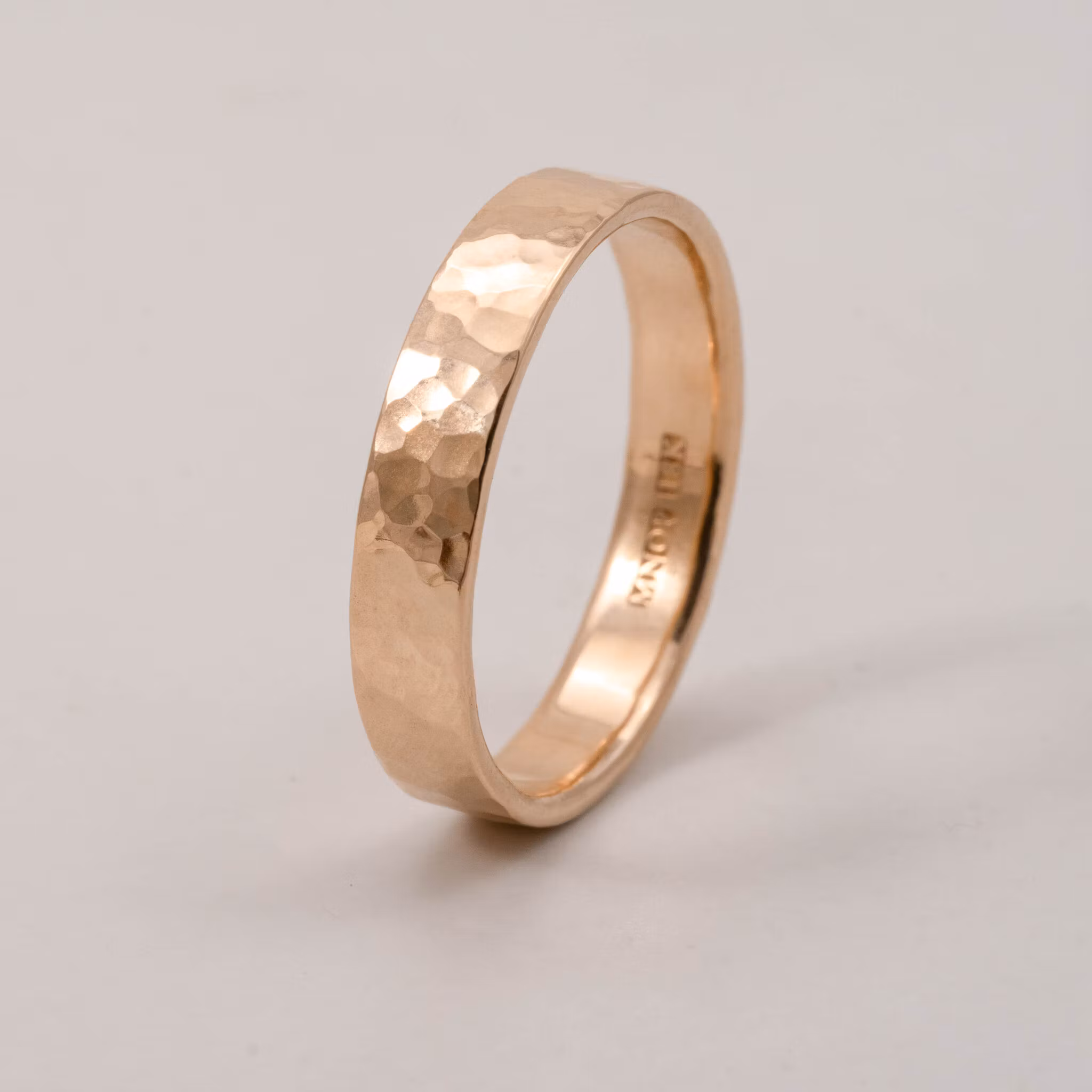 18K Hamrad Ring 4,5 mm återvunnet Guld