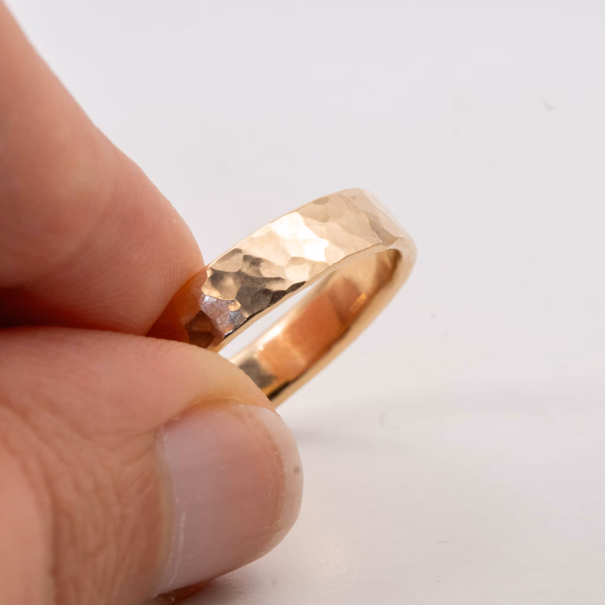 18K Hamrad Ring 4,5 mm återvunnet Guld