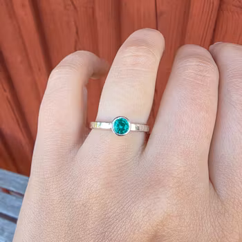 Greta - Labbodlad Smaragd 5 mm Förlovningsring Återvunnet Silver