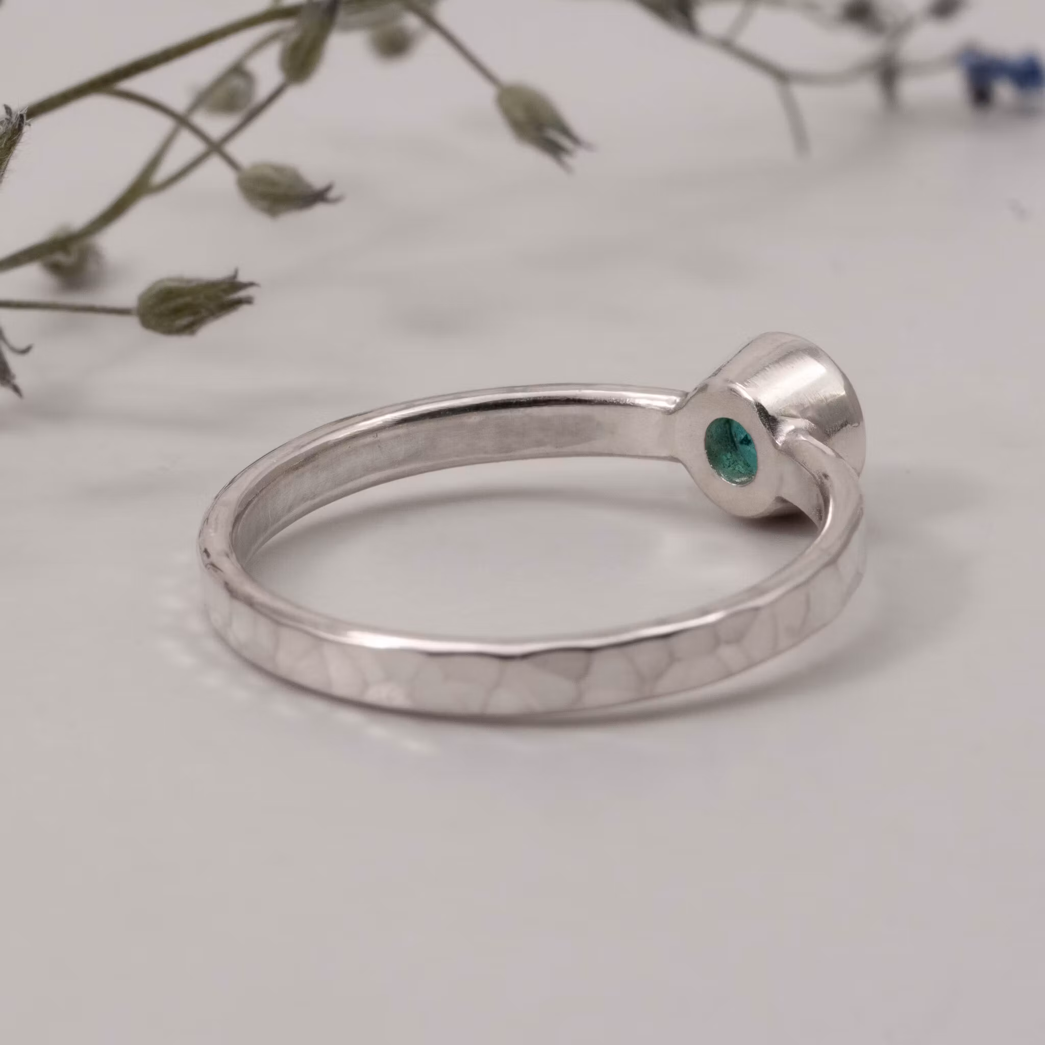Greta - Labbodlad Smaragd 5 mm Förlovningsring Återvunnet Silver