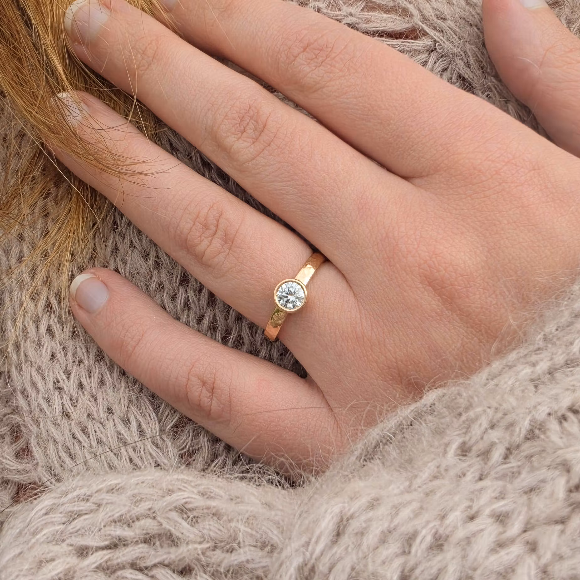 Greta - Moissanite Förlovningsring 18k Återvunnet Guld