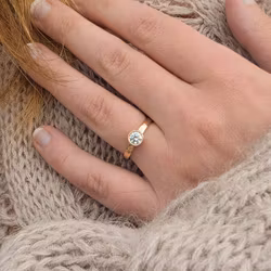 Greta - Moissanite Förlovningsring 18k Återvunnet Guld