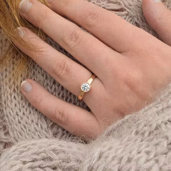 Greta - Moissanite Förlovningsring 18k Återvunnet Guld