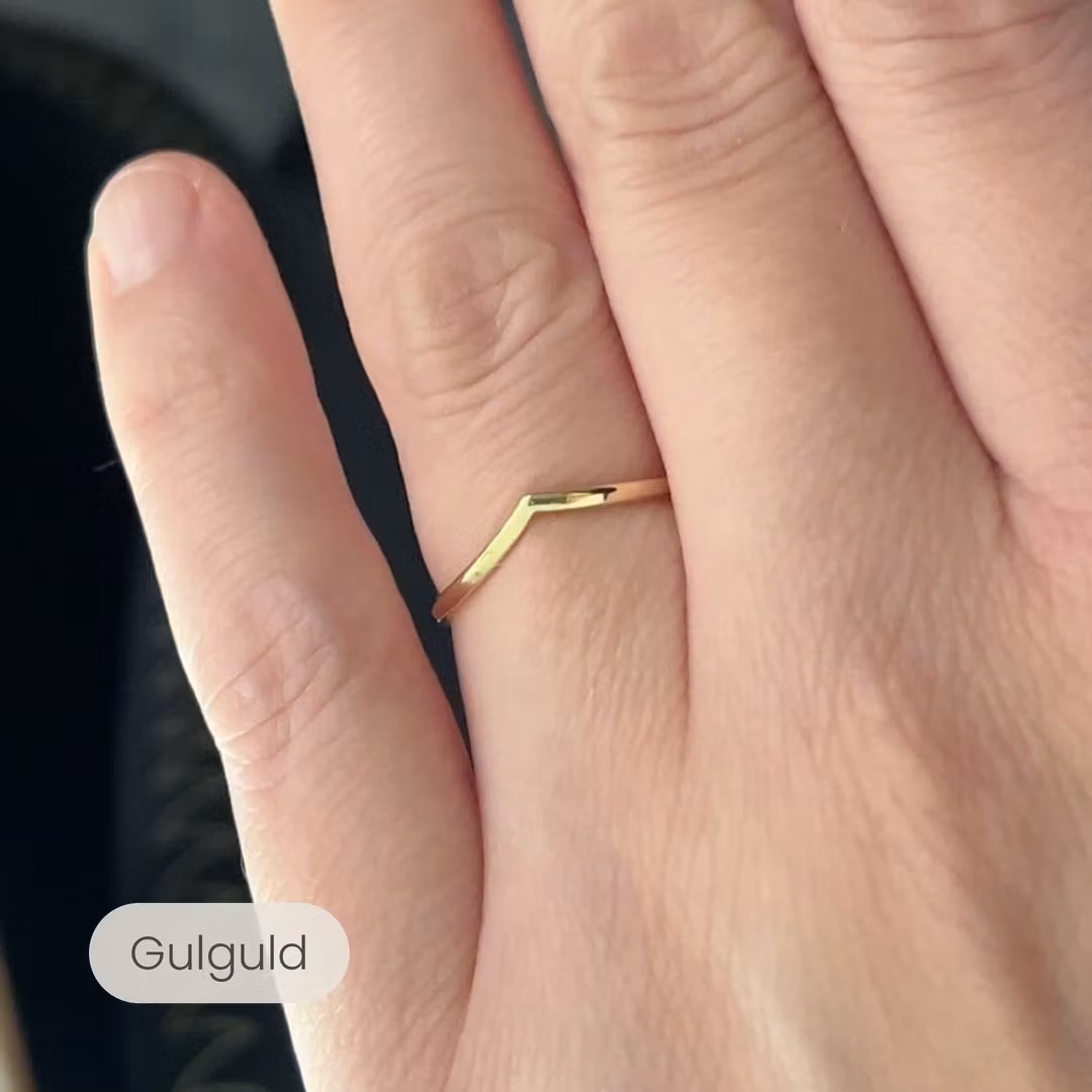 Kundbild: 18K V-Ring Tunn Formad Vigselring Guld Chevron, gulguld