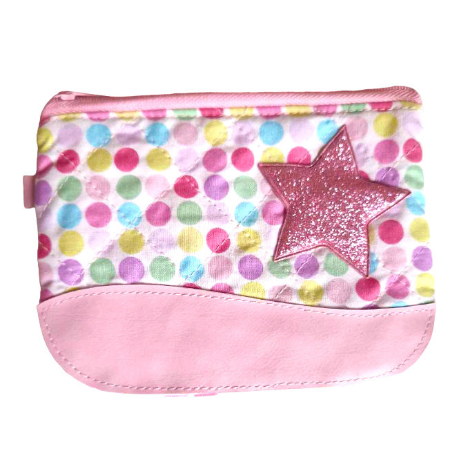 En söt och charmig liten necessär med prickigt och rosa tyg samt en rosa glittrig stjärna på framsidan.  14 x 11 cm