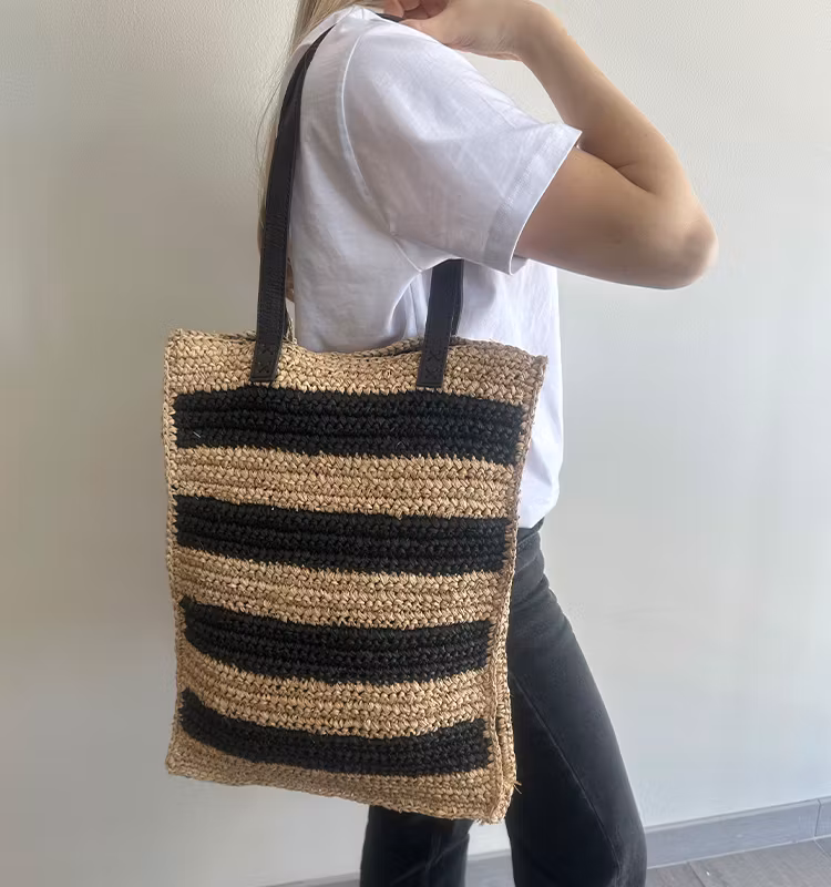 Pinta city raffia väska sv/natur rand
