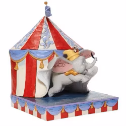 Dumbo på vei ut av teltet.