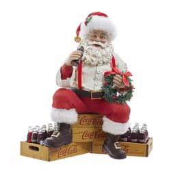 Coca Cola Nisse som sitter på brus kasser