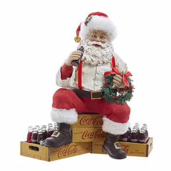 Coca Cola Nisse som sitter på brus kasser