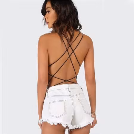 Rygglös Bodysuit med Tunna Remmar och Sexig form i Svart. Kombineras med shorts och visas från baksidan