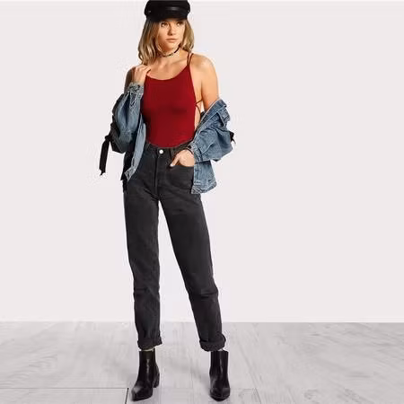 Rygglös Bodysuit med Tunna Remmar och Sexig form. Vinröd. Kombineras med andra plagg.