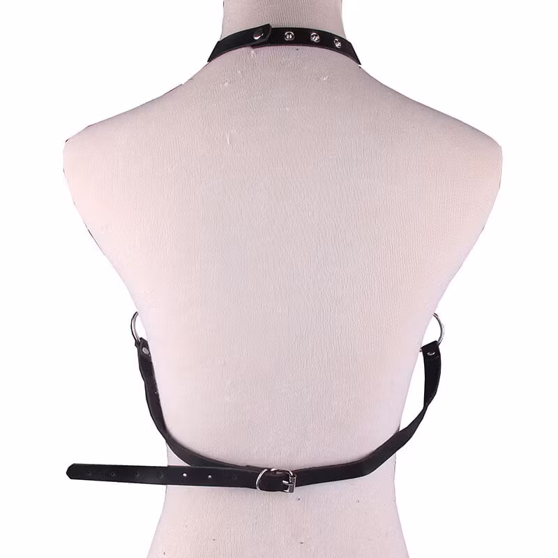 Arnés sexy de cuero sintético y cadenas - BDSM y bondage