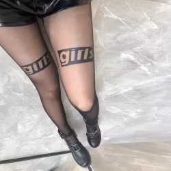 Strumpfhose mit dem Text „Girls“ auf den Oberschenkeln