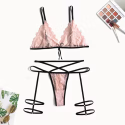 Ensemble de sous-vêtements soutien-gorge et culotte avec bretelles sur les cuisses - Rose
