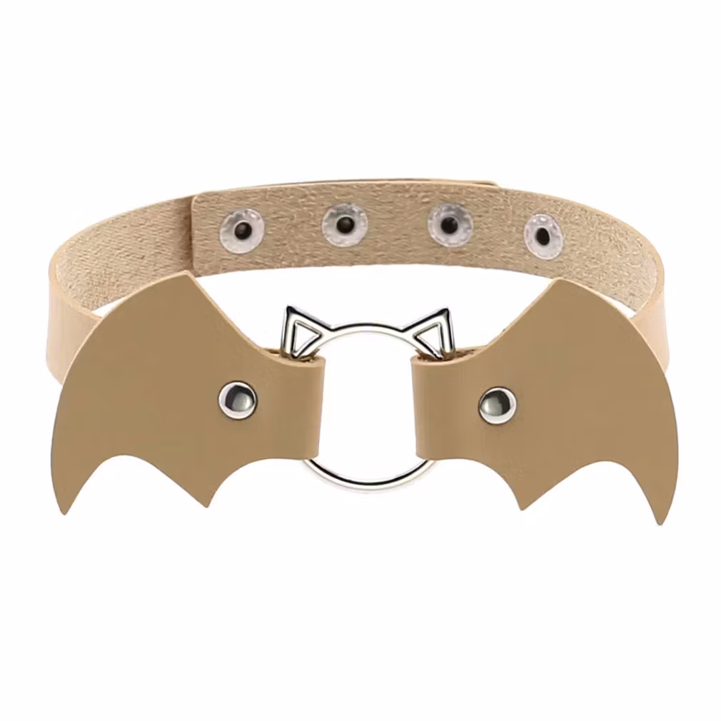 Justersbar choker i aprikosfärgat PU-läder med unikt fladdermusmotiv från Hot Woman Clothes.