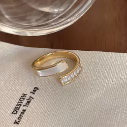 Bague ajustable dorée - Incrustations blanches et pierres transparentes