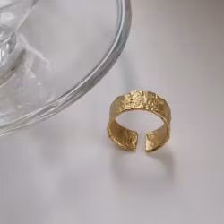 Justerbar Bred Guldfärgad Ring - Hamrad Yta | Gammaldags