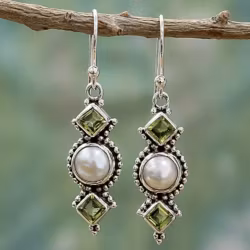 Boucles d'oreilles pendantes élégantes avec perles et cristaux verts
