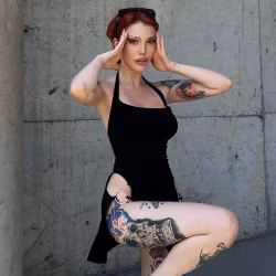 Schwarzes Neckholderkleid – Seitenschlitz | Tattoos anzeigen