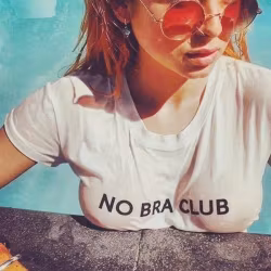 T-Shirt "NO BRA CLUB" – Weiß & Sexy | Hot Woman Clothes